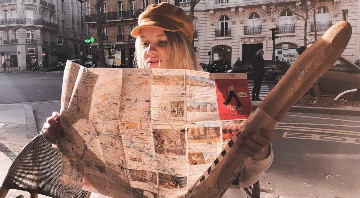 paryska bagietka w papierowej torbie