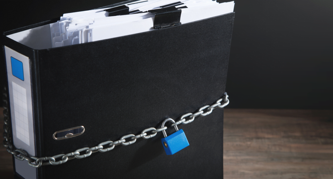 bezpieczne dokumenty w kartonie archiwizacyjnym