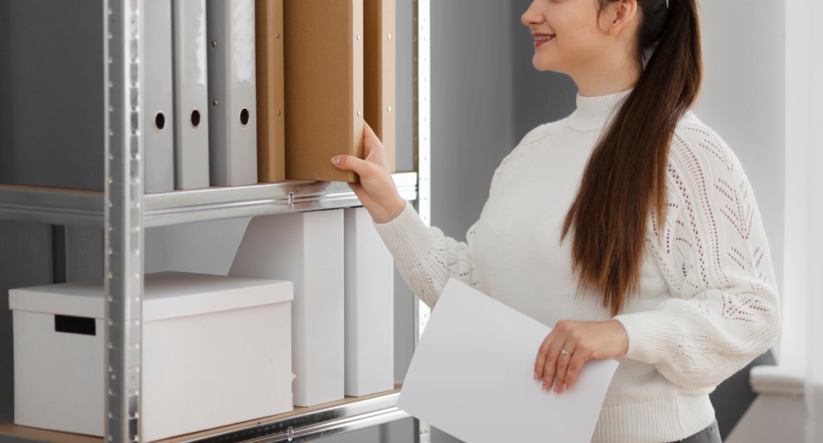 pudełka na dokumenty A4 porządkują miejsce do przechowywania dokumentów na regale