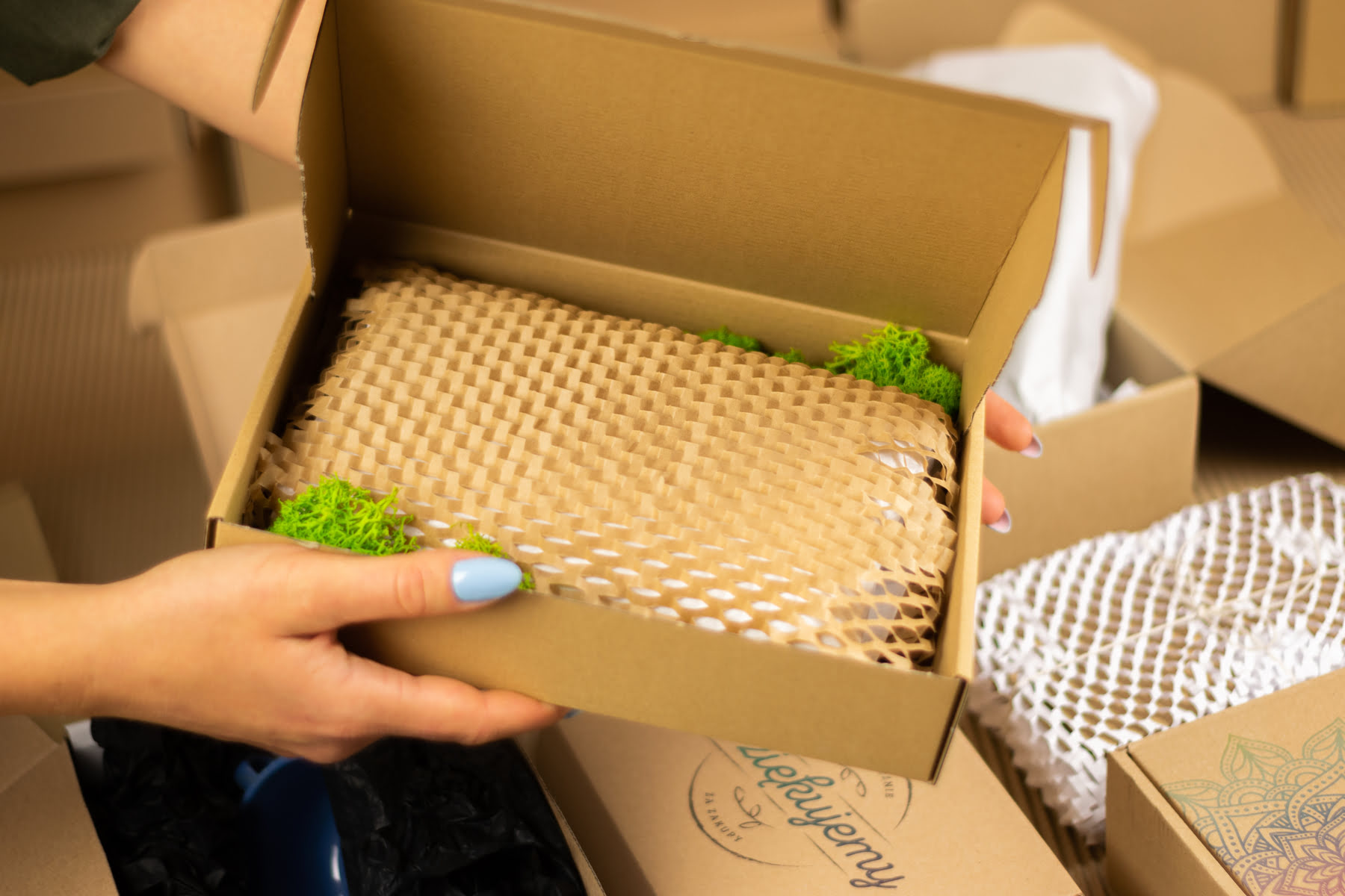 ekologiczne zapakowanie prezentu w papier nacinany na Dzień Matki.
