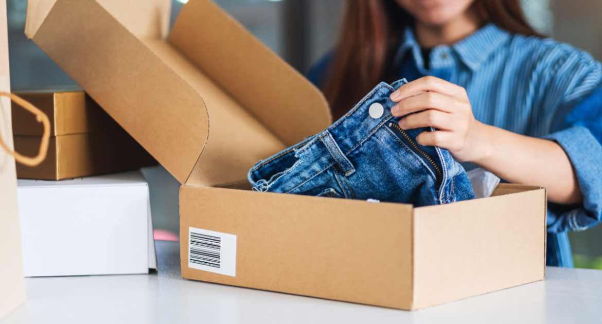 opakowania e-commerce dla sklepów internetowych z paskiem klejowym i taśmą zrywającą