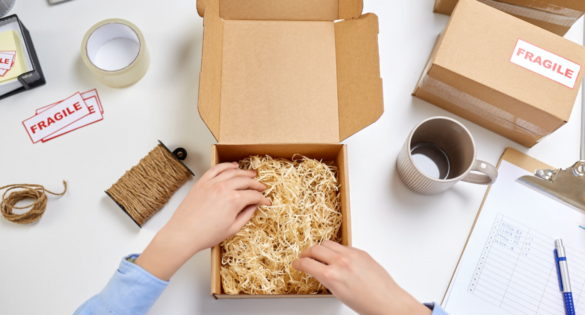 wypełnienie paczki podczas pakowania produktu