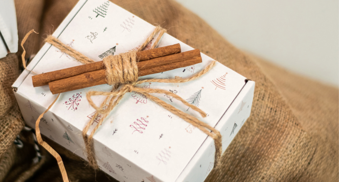 nowoczesne pakowanie prezentów świątecznych - estetyka i minimalizm