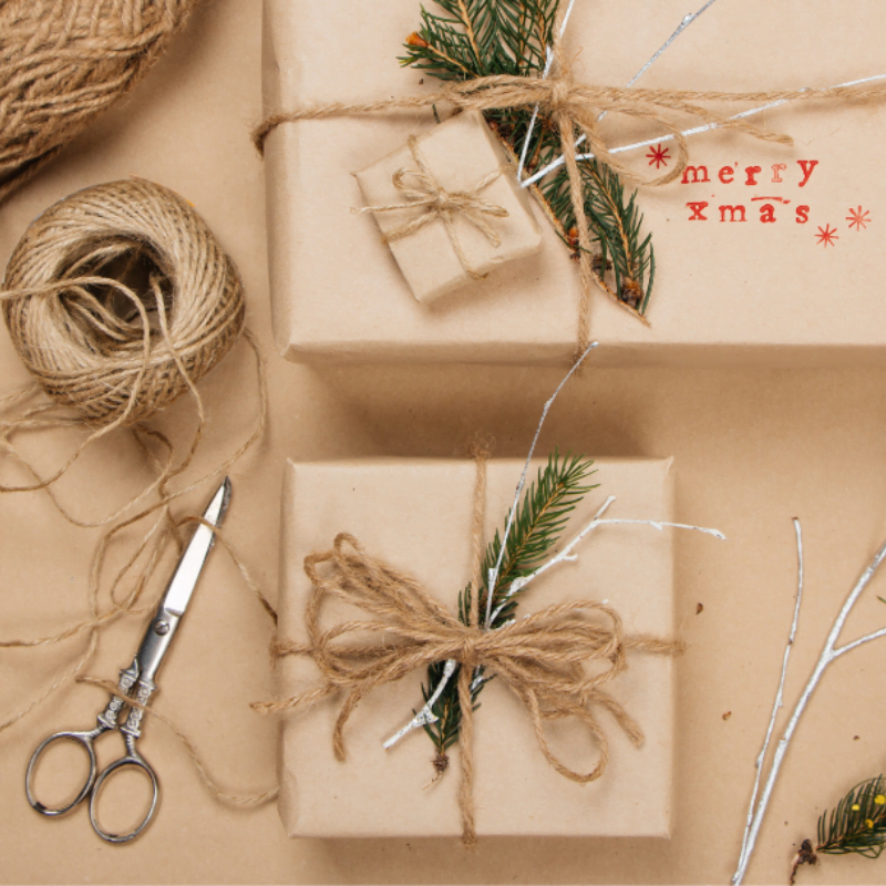 eko pakowanie prezentów świątecznych z wykorzystaniem jutowego sznurka minimalizm