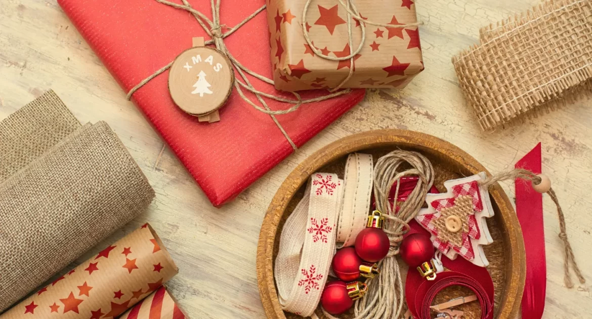 eleganckie pakowanie prezentów świątecznych eleganckie i efektowne w papier pakowy z motywem świątecznym, wstążki i dodatki eleganckie pakowanie prezentów świątecznych eleganckie i efektowne w papier pakowy z motywem świątecznym, wstążki i dodatki