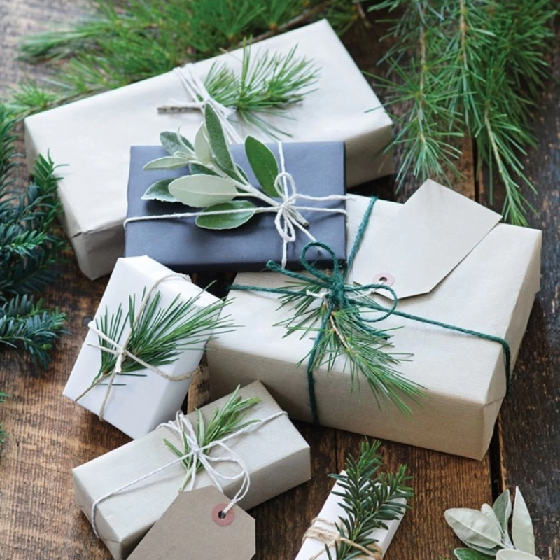 inspiracja estetyczne zapakowanie prezentów świątecznych w szary papier pakowy