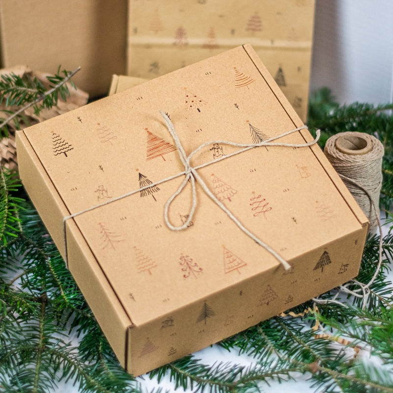 karton wysyłkowy z gotowym nadrukiem świątecznym choinka święta pakowanie prezentów