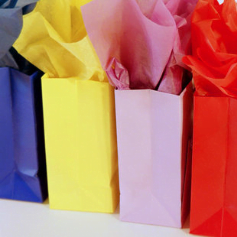 pakowanie dużego prezentu w torby papierowe eko propozycja pakowania
