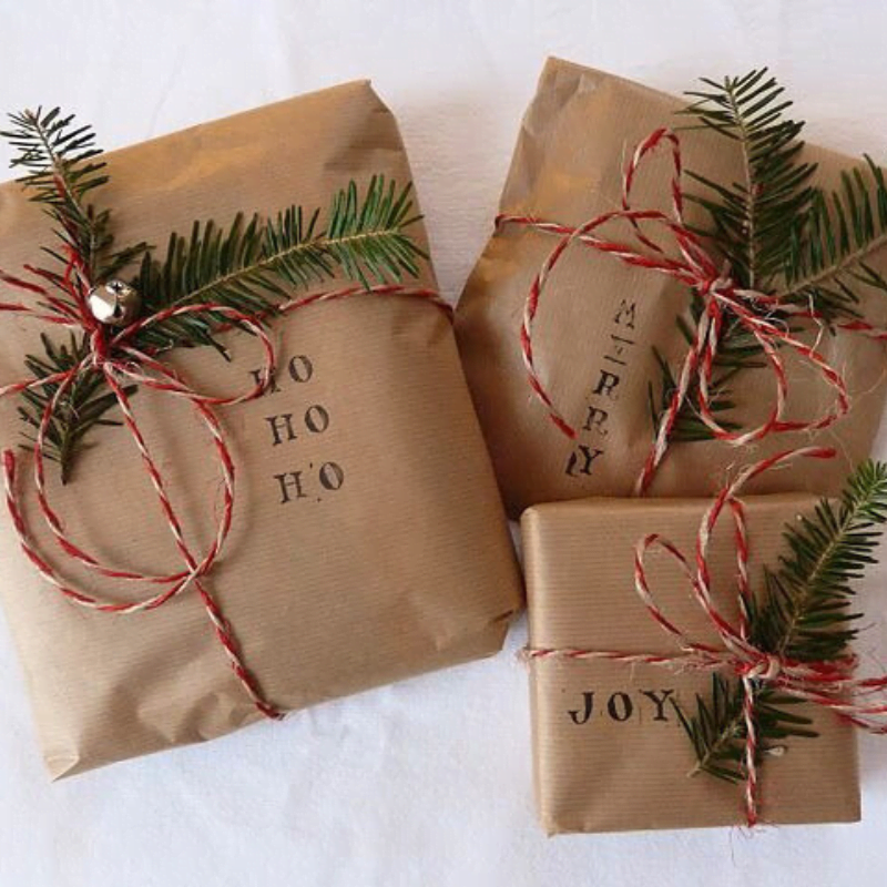 pakowanie prezentów i upominków świątecznych w papier pakowy