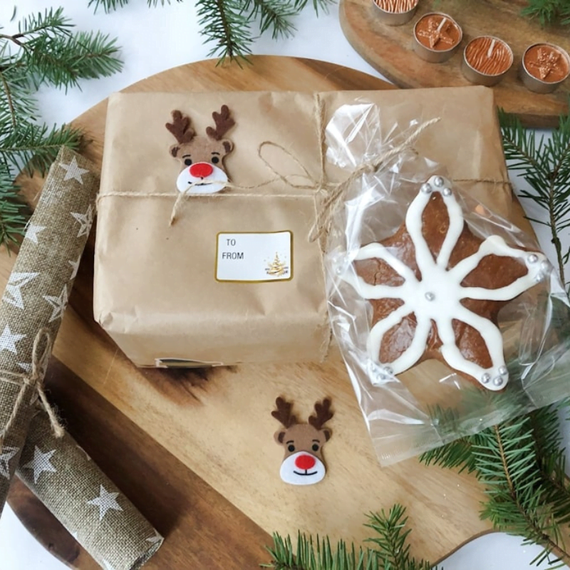 pakowanie prezentów świątecznych w papier pakowy ze sznurkiem bawełnianym akcesoria