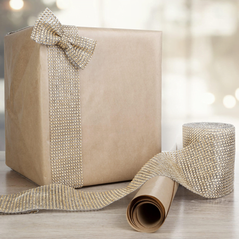 pakowanie świątecznego prezentu w stylu glamour i papier ozdobny pakowy