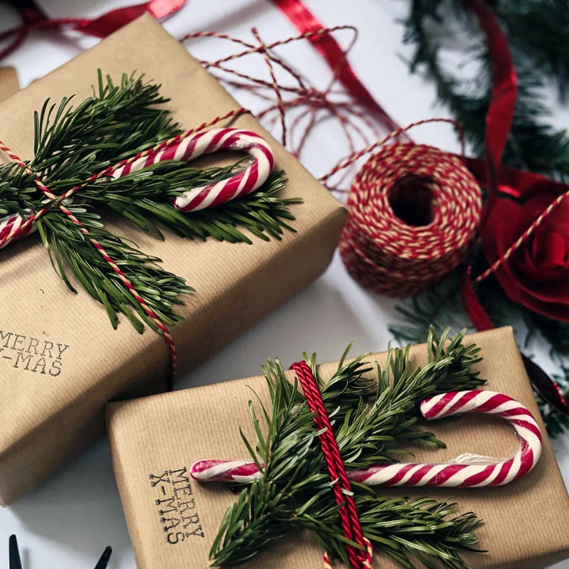 prążkowany papier brązowy eleganckie pakowanie prezentów świątecznych minimalizm  