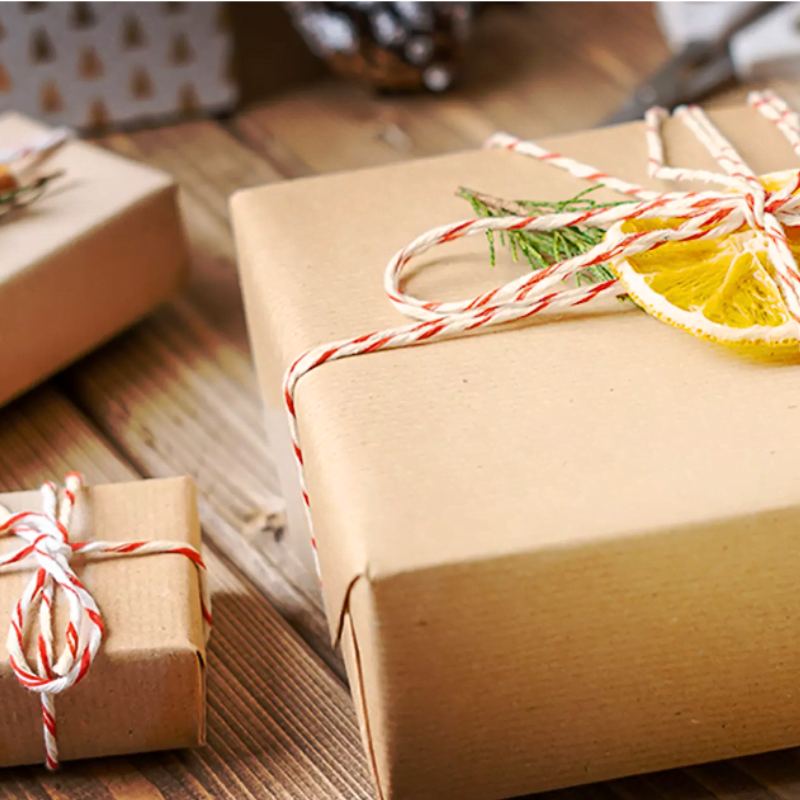 propozycja pakowania małego i dużego prezentu na Boże Narodzenie w papier pakowy