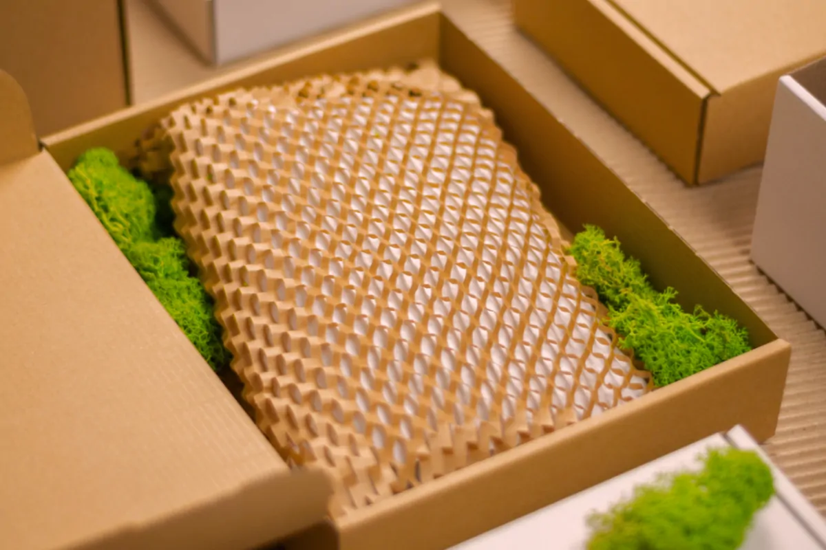 ekologiczne i efektowne pakowanie prezentów papier nacinany struktura plastra miodu inspiracje