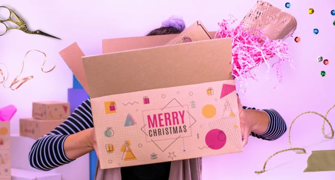 kreatywne pakowanie prezentów, karton z nadrukiem świątecznym, wypełniacz i papier nacinany