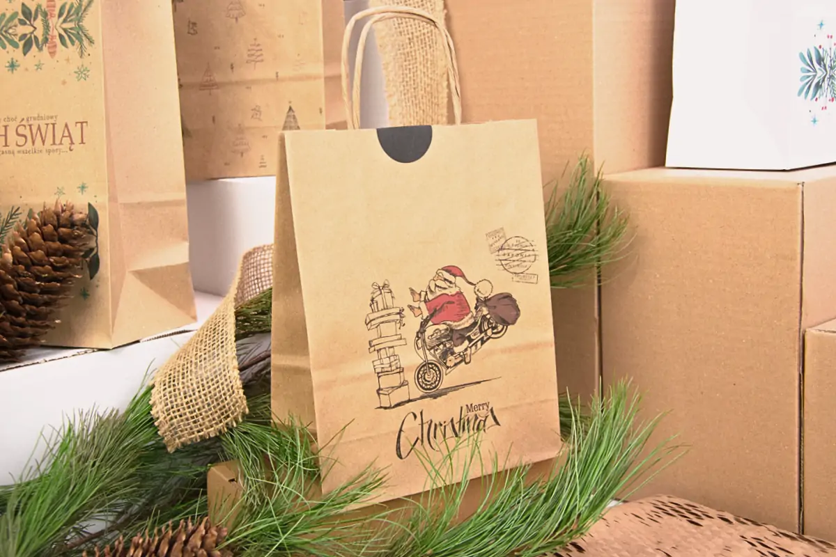 ekologiczna torba papierowa z nadrukiem świątecznym motyw Mikołaj proste i estetyczne pakowanie prezentów