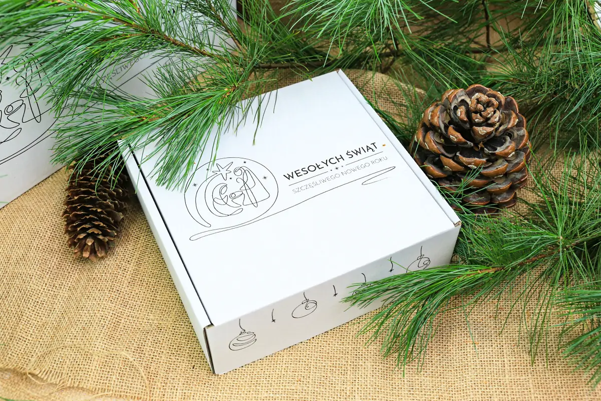 karton z nadrukiem świątecznym motyw tradycyjny szopka proste i estetyczne pakowanie prezentów