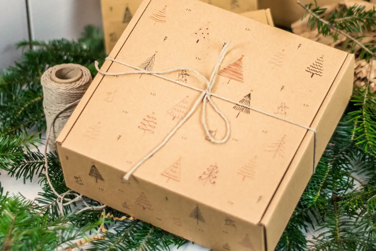 pudełko kartonowe z nadrukiem świątecznym choinki święta Boże Narodzenie pod choinkę