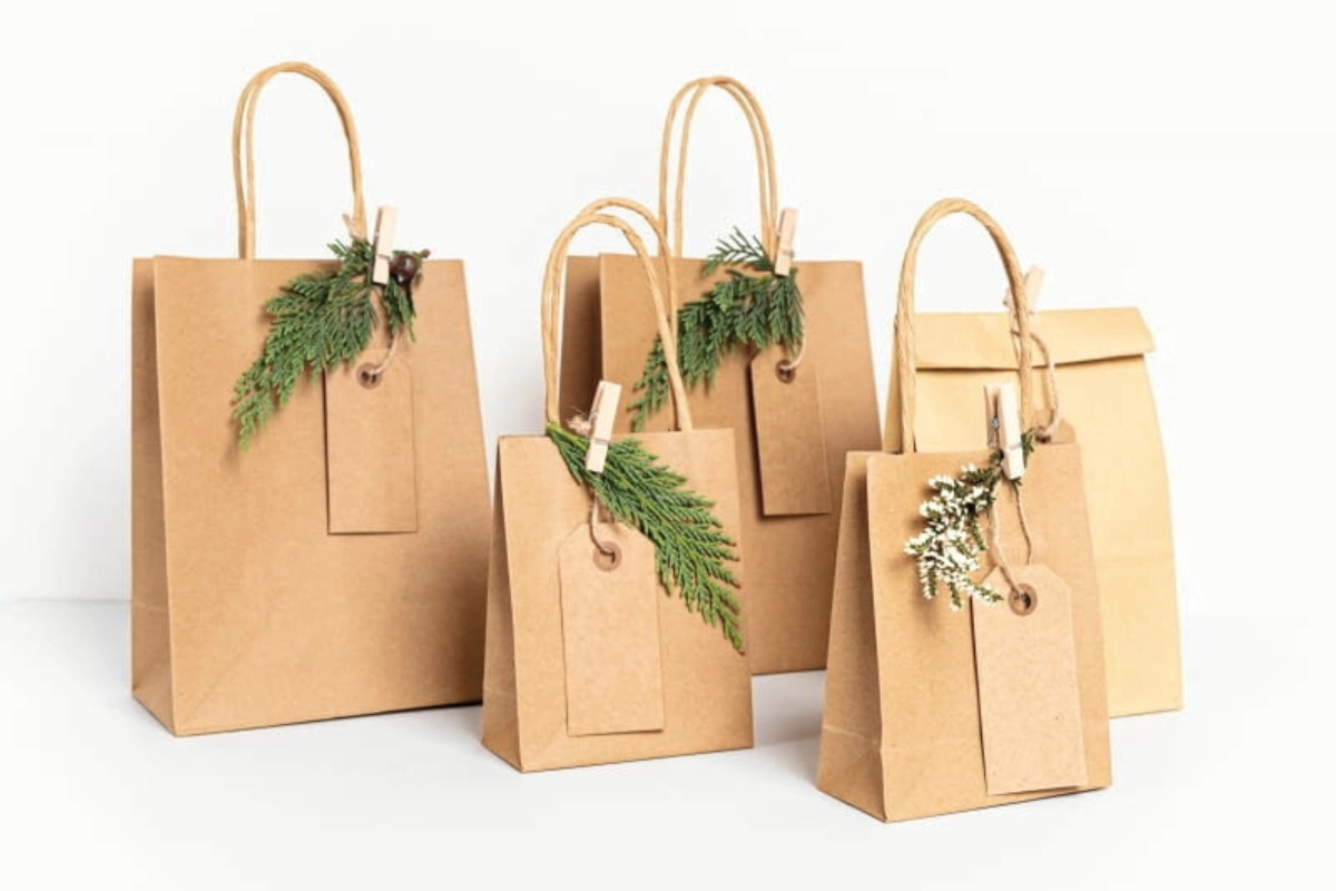 torba papierowa na prezent na Boże Narodzenie minimalistyczne i estetyczne pakowanie prezentów