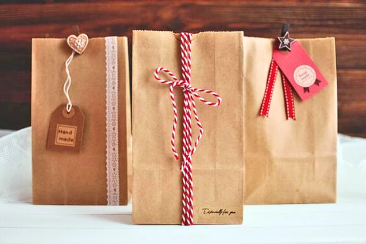 torba papierowa na prezent świąteczny proste i estetyczne pakowanie prezentów