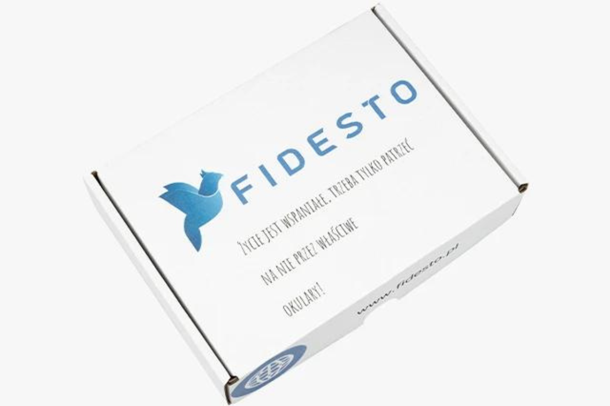 białe pudełko fasonowe z nadrukiem, logo firmy oraz dane kontaktowe