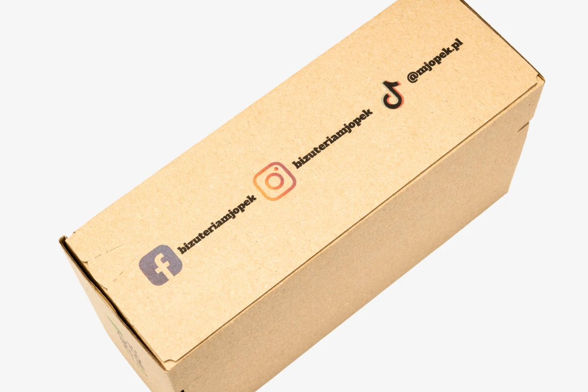 nadruk na kartonie - social media - kod QR - realizacja Kartony24