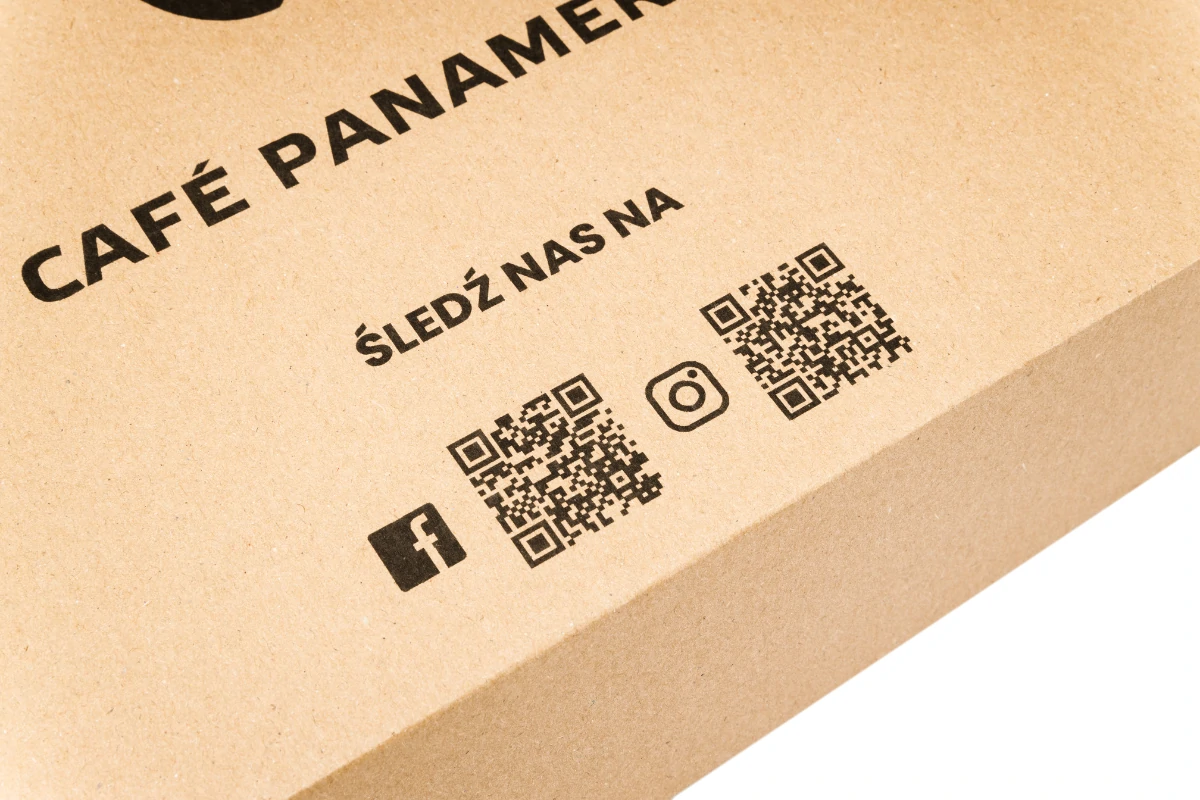 nadruk na kartonie z kodem QR oraz logo, realizacja Kartony24