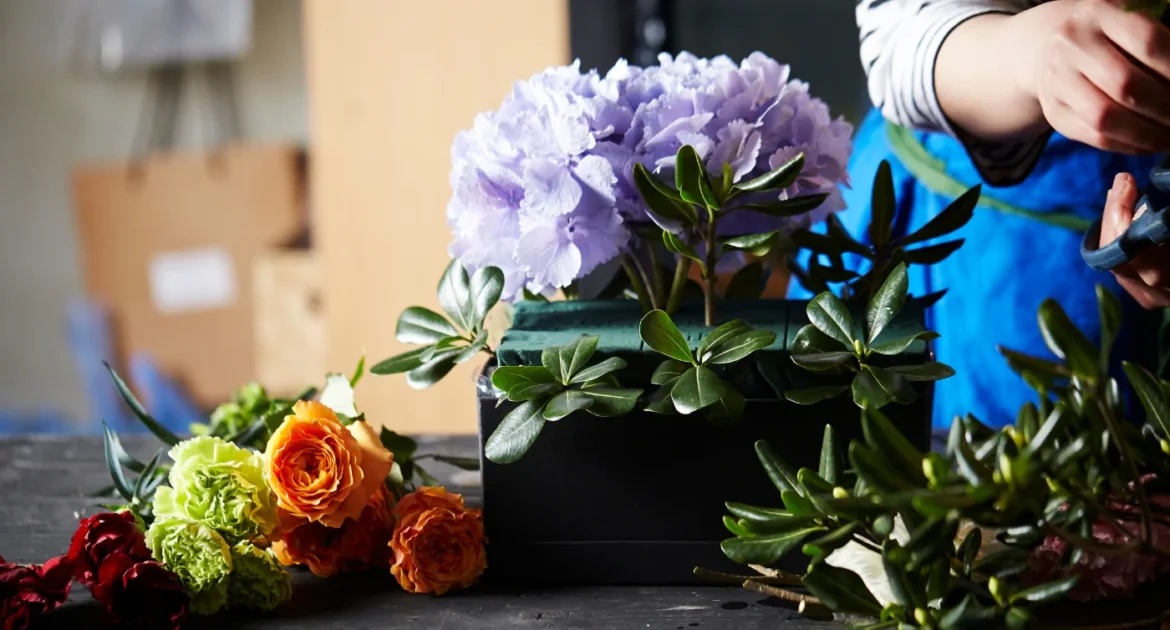 tworzenie flower box z kolorowych kwiatów