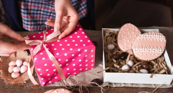 pakowanie prezentów wielkanocnych dla pracowników